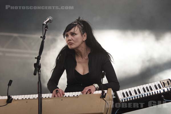 QUEENS OF THE STONE AGE - 2005-08-25 - SAINT CLOUD - Domaine National - Grande Scene - Natasha Shneider